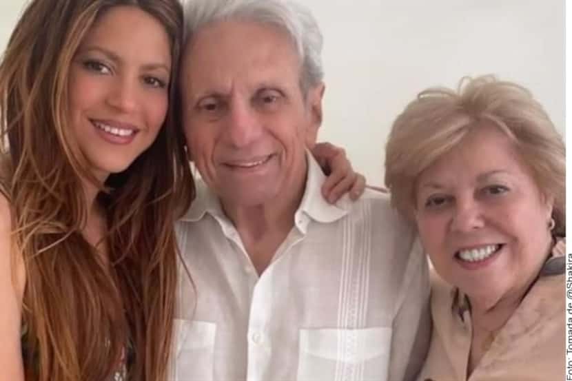 La cantante colombiana Shakira, junto a sus padres, William Mebarak y Nidia Carmen Ripoll,...