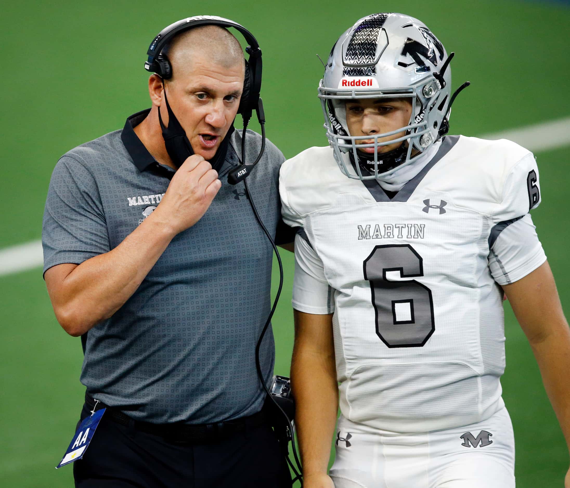 Arlington Martin head coach Bob Wager visits with his quarterback Zach Mundell (6) during a...