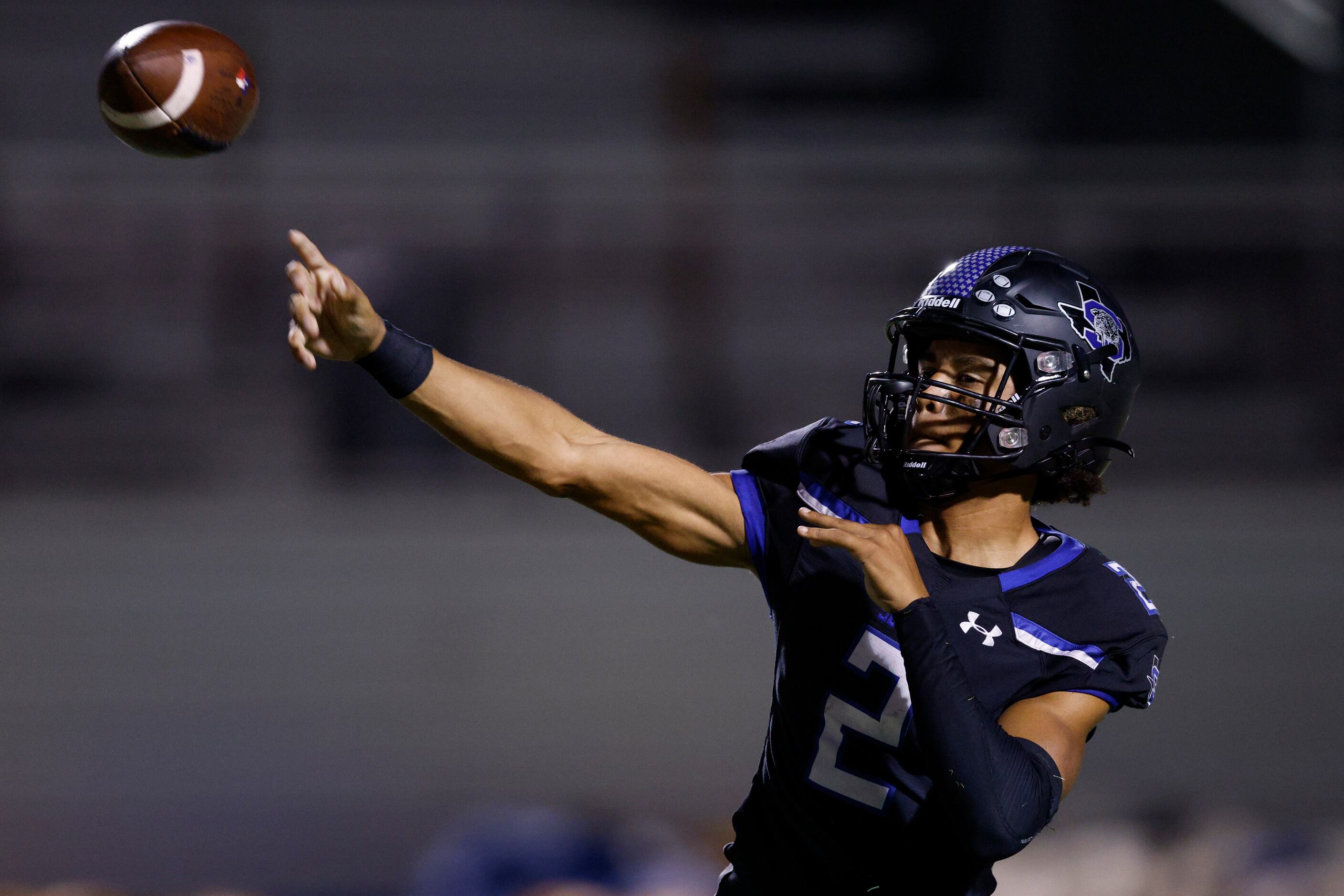Mansfield Summit quarterback Joseph Williams (2) passes the ball during the second half of a...