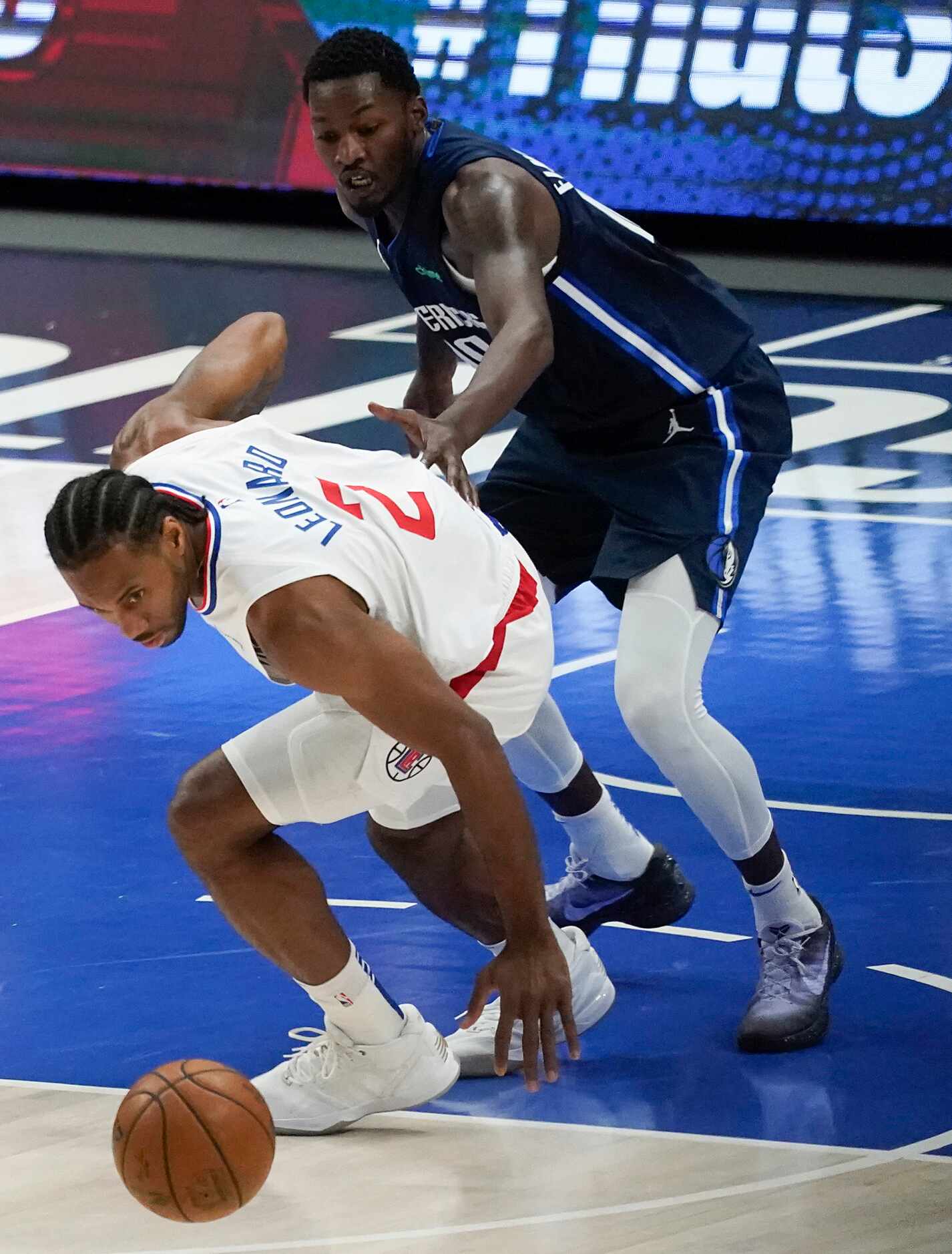 Dallas Mavericks forward Dorian Finney-Smith (10) defends LA Clippers forward Kawhi Leonard...