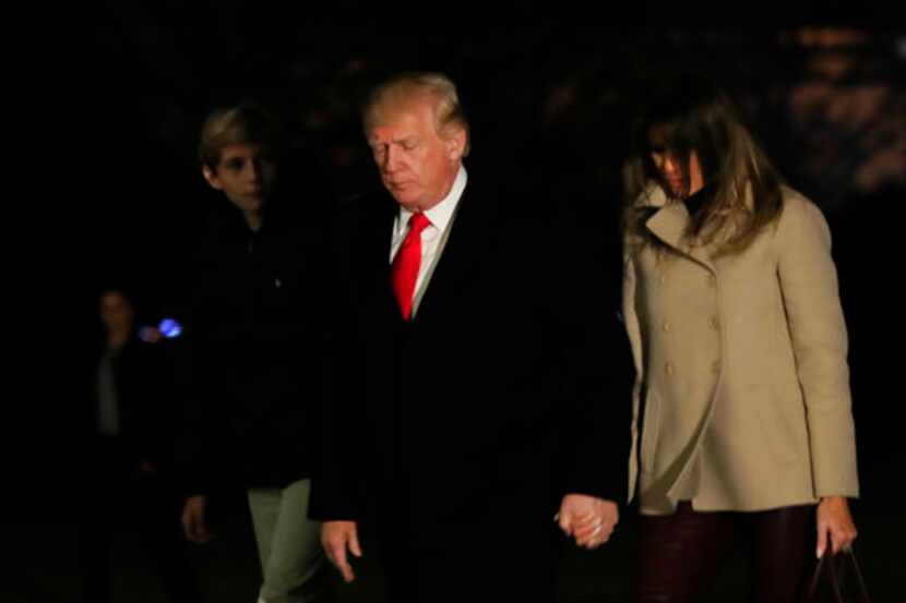 El presidente Donald Trump regresa a la Casa Blanca en Washington el primero de enero del...