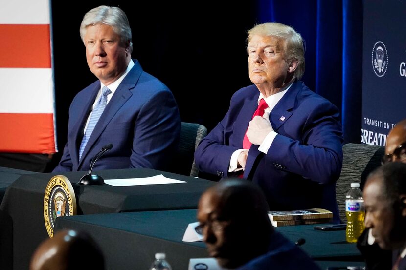 Robert Morris junto al entonces presidente Donald Trump durante un evento en su iglesia, la...