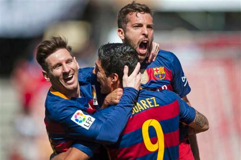 El uruguayo Luis Suárez, celebra con sus compañeros del Barcelona Lionel Messi y Jordi Alba...