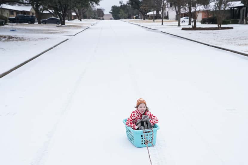 Nora Kate Strange, de 6 años, juega en la nieve que cayó sobre el Metroplex el martes 31 de...