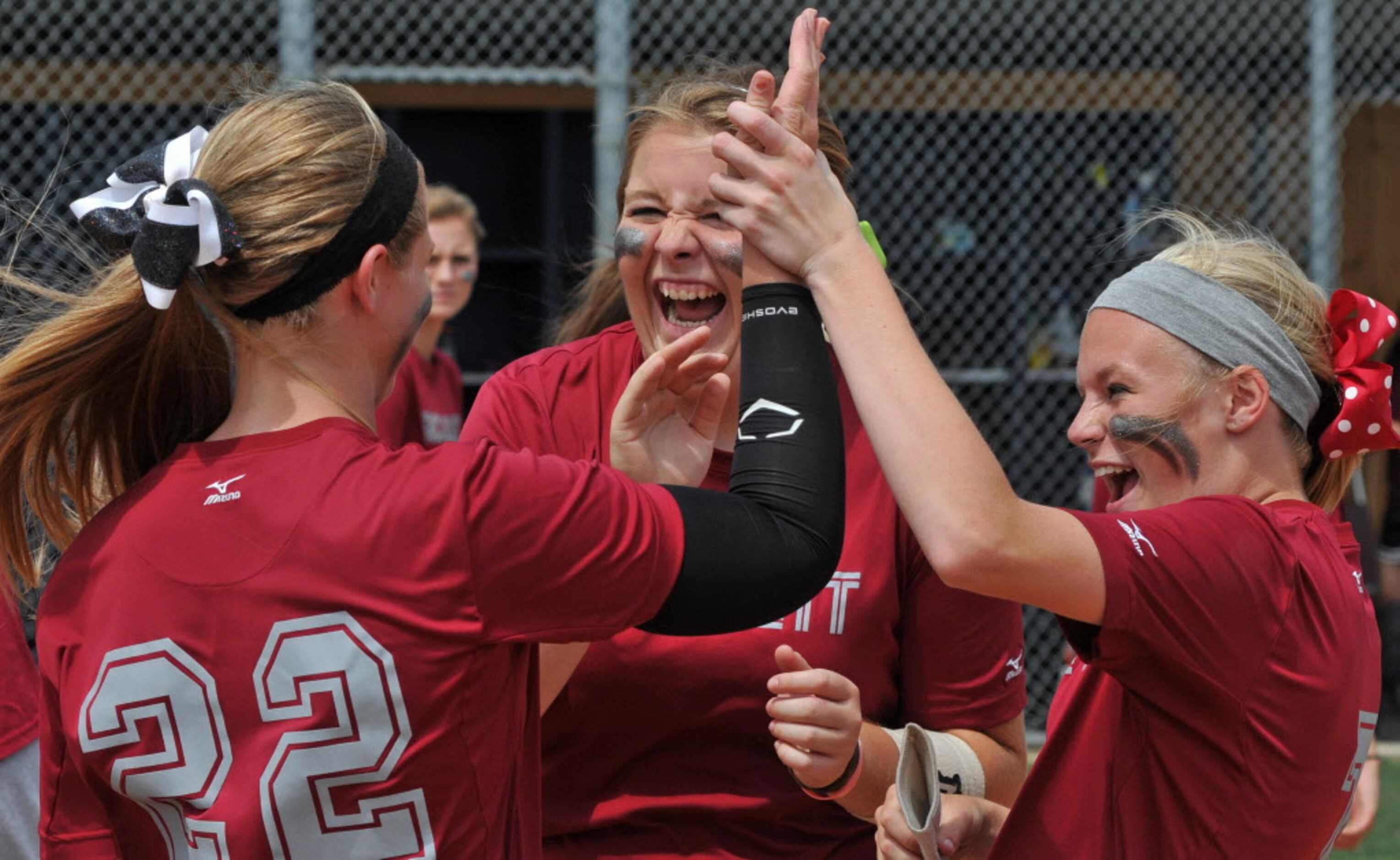 Rowlett's Bri Sims (22), Amanda Gampher (20) and Hanna Dockter (7) celebrate after a...