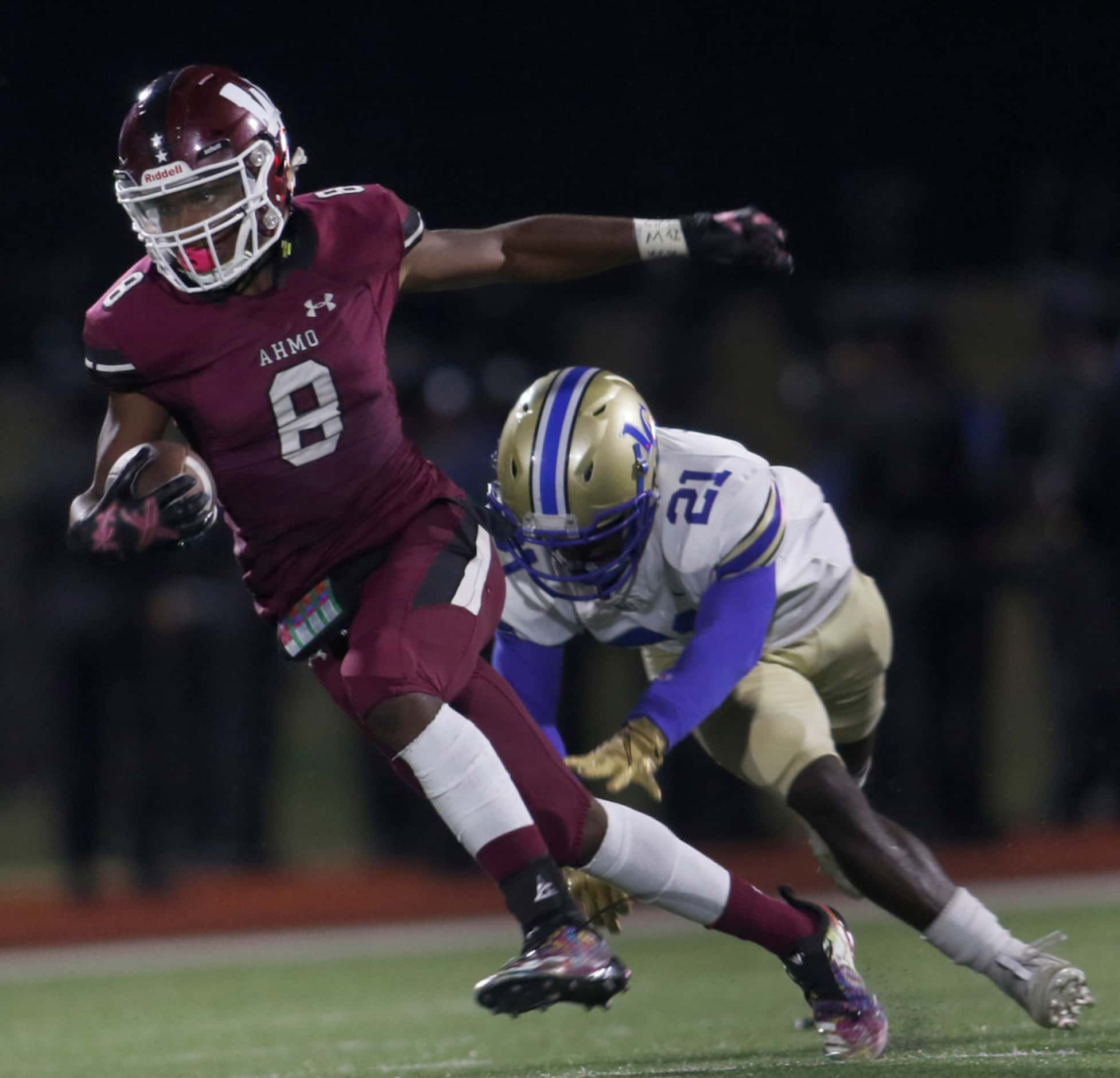 Wylie special teams member Aaron Henry (8) pulls away from Garland Lakeview defender James...