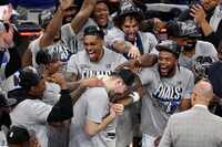 Jugadores de los Dallas Mavericks celebran la obtención del campeonato de la Conferencia...