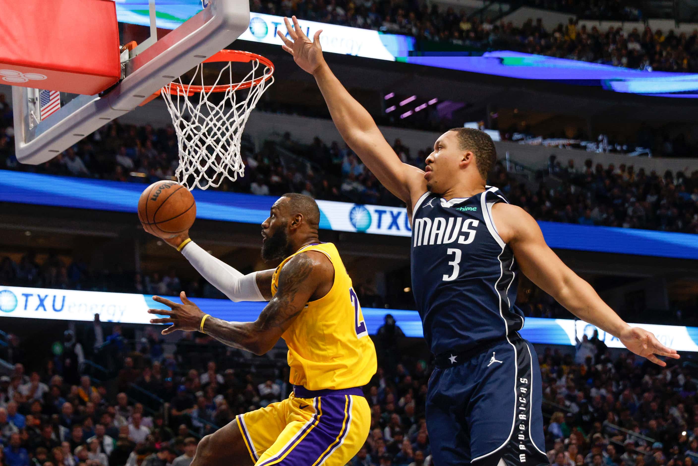 Los Angeles Lakers forward LeBron James (23) attempts a layup against Dallas Mavericks...
