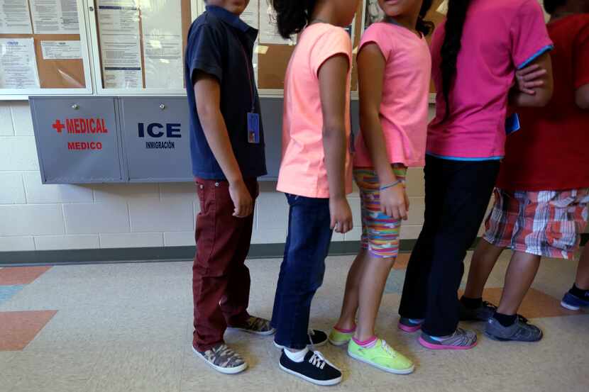 En esta foto de archivo, niños detenidos hacen fila en la cafeteria del Karnes County...