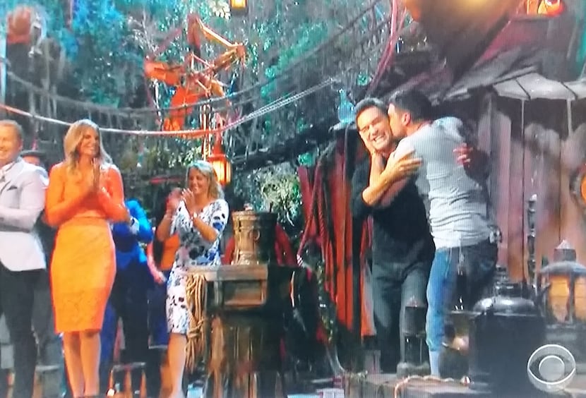 Mike Holloway gives Jeff Probst a big kiss after winning "Survivor: Worlds Apart"