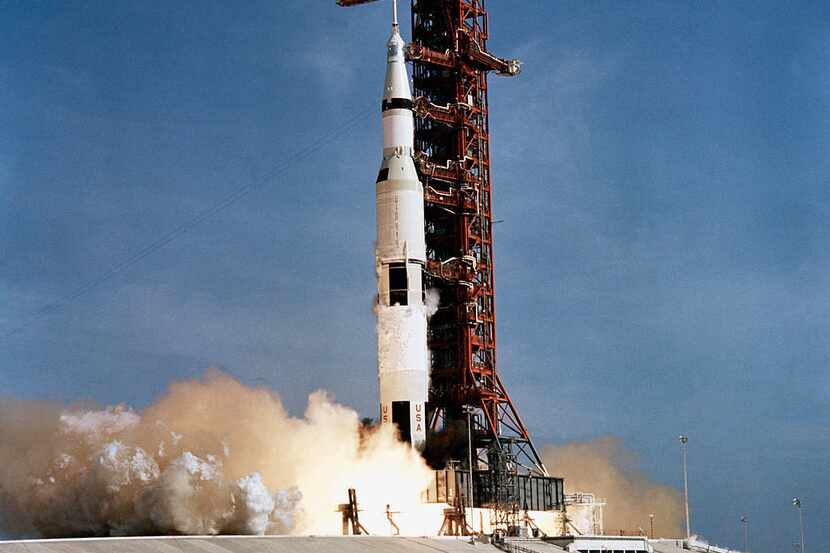 El lanzamiento del cohete Saturn V de la misión Apollo 11 en la plataforma 39A de Cabo...