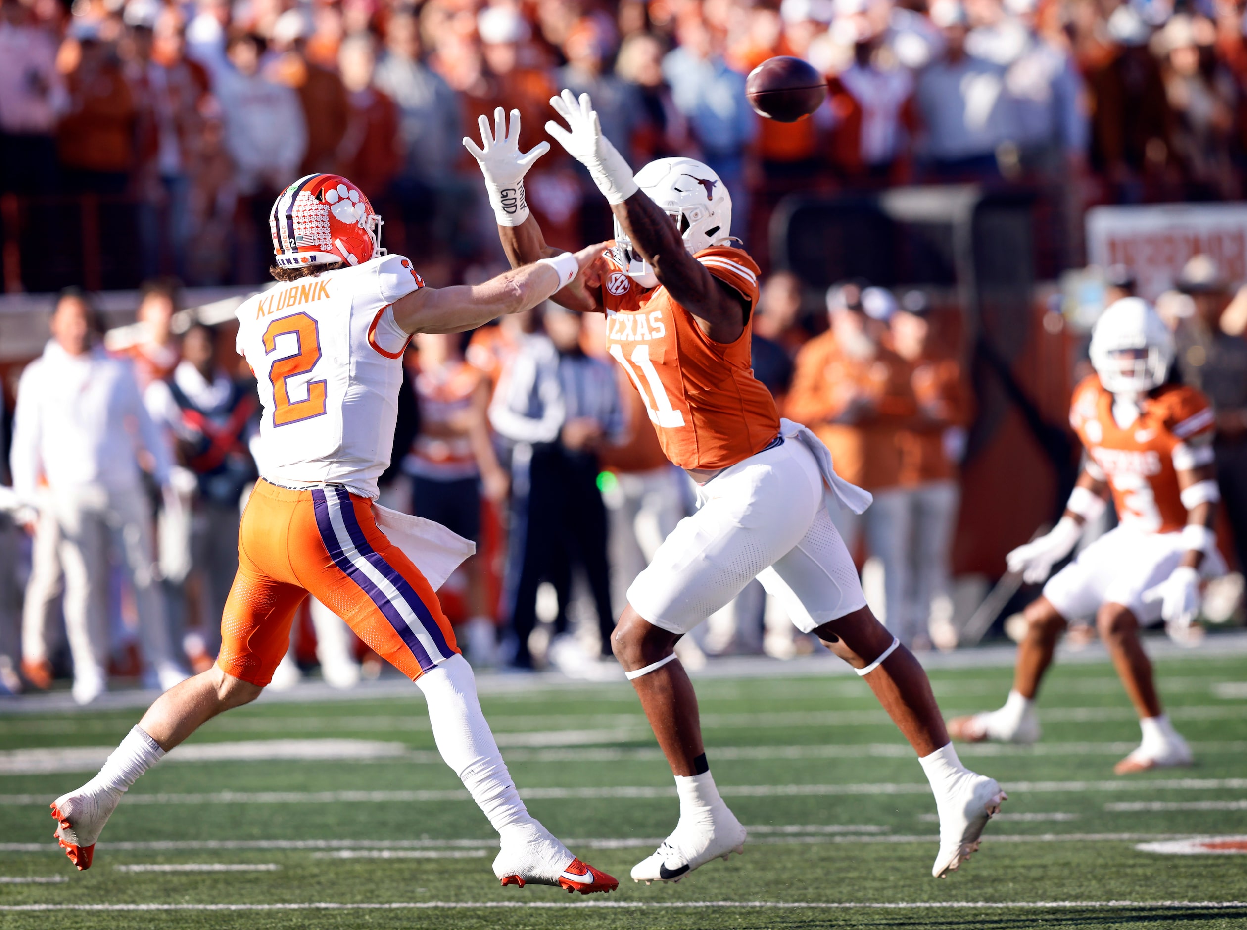 Texas Longhorns linebacker Colin Simmons (11) forces Clemson Tigers quarterback Cade Klubnik...