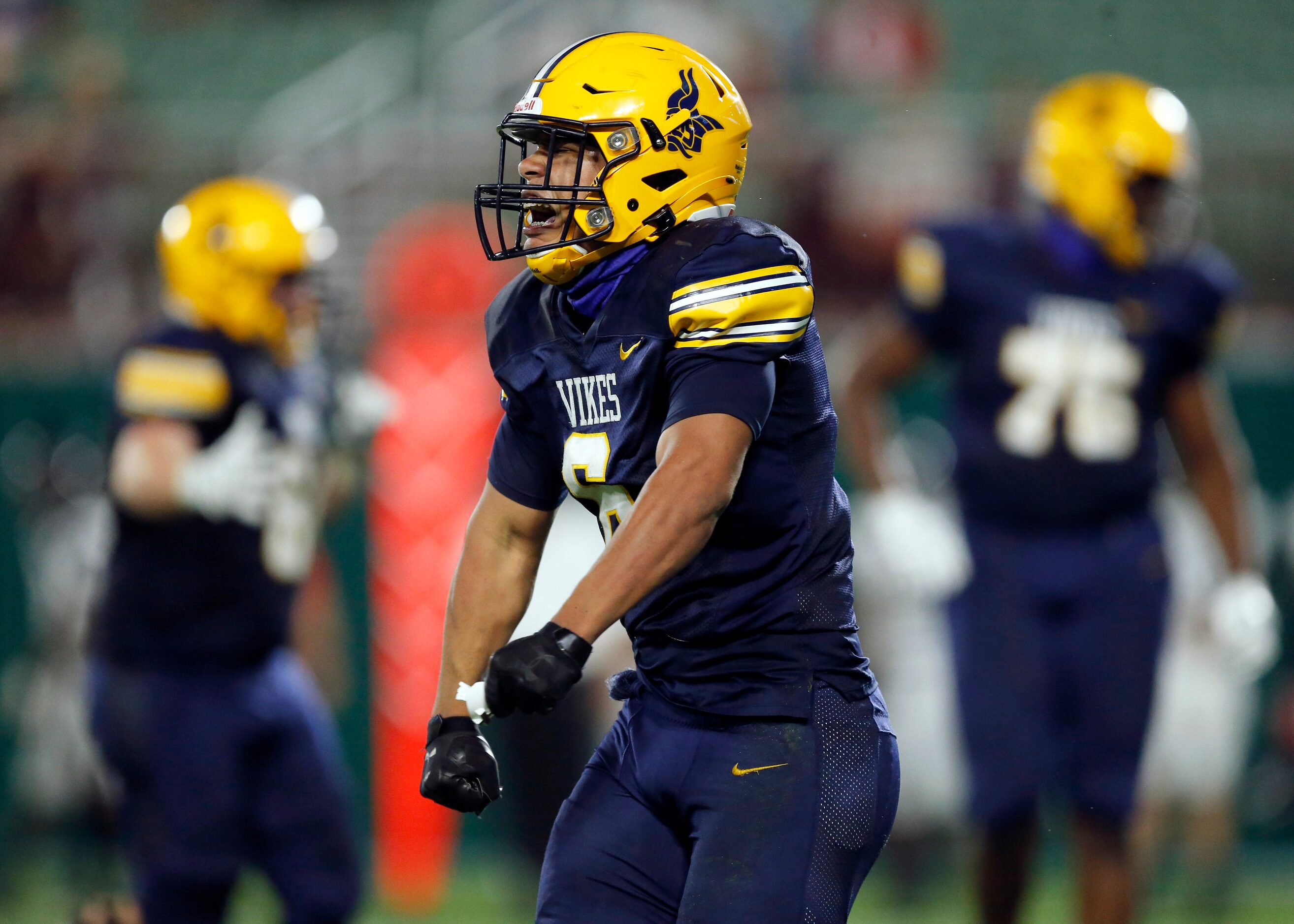 Arlington Lamar running back Anthony Williams flexes after scoring the tying touchdown in...