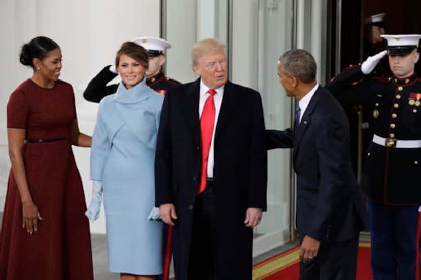 El presidente saliente Barack Obama recibe al presidente electo Donald Trump en la Casa...