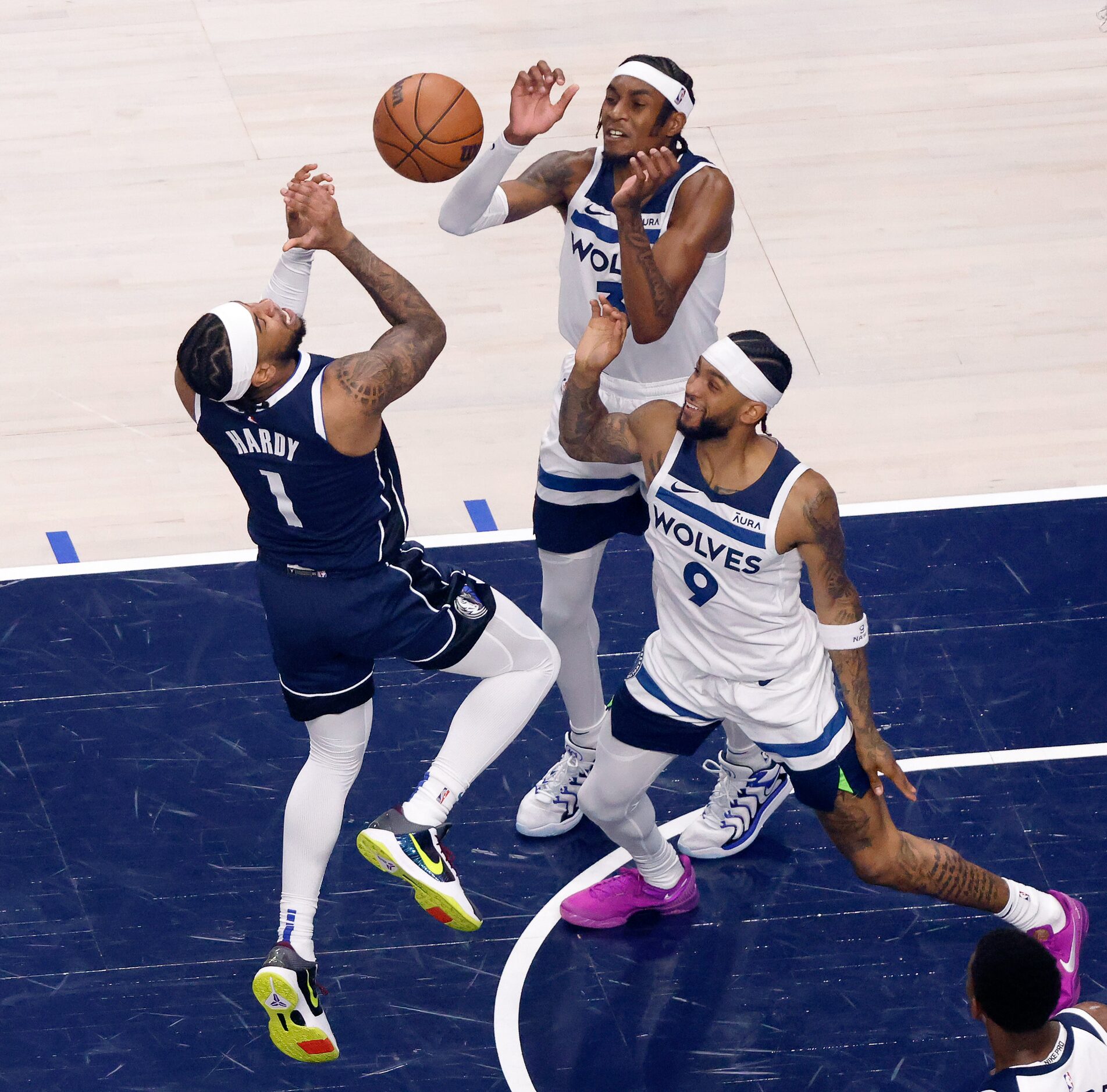 Dallas Mavericks guard Jaden Hardy (1) looses the ball as he drives the lane against...