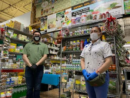 Marco Guerra y Gabriela Quintero trabajan en una tienda de artículos naturistas. Ambos...