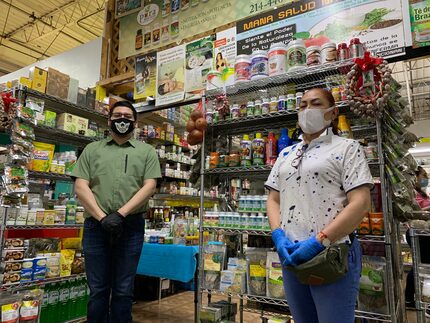 Marco Guerra y Gabriela Quintero trabajan en una tienda de artículos naturistas. Ambos...