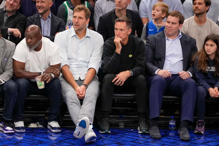 Former NFL football running back Emmitt Smith, left, sits with former NBA basketball players...