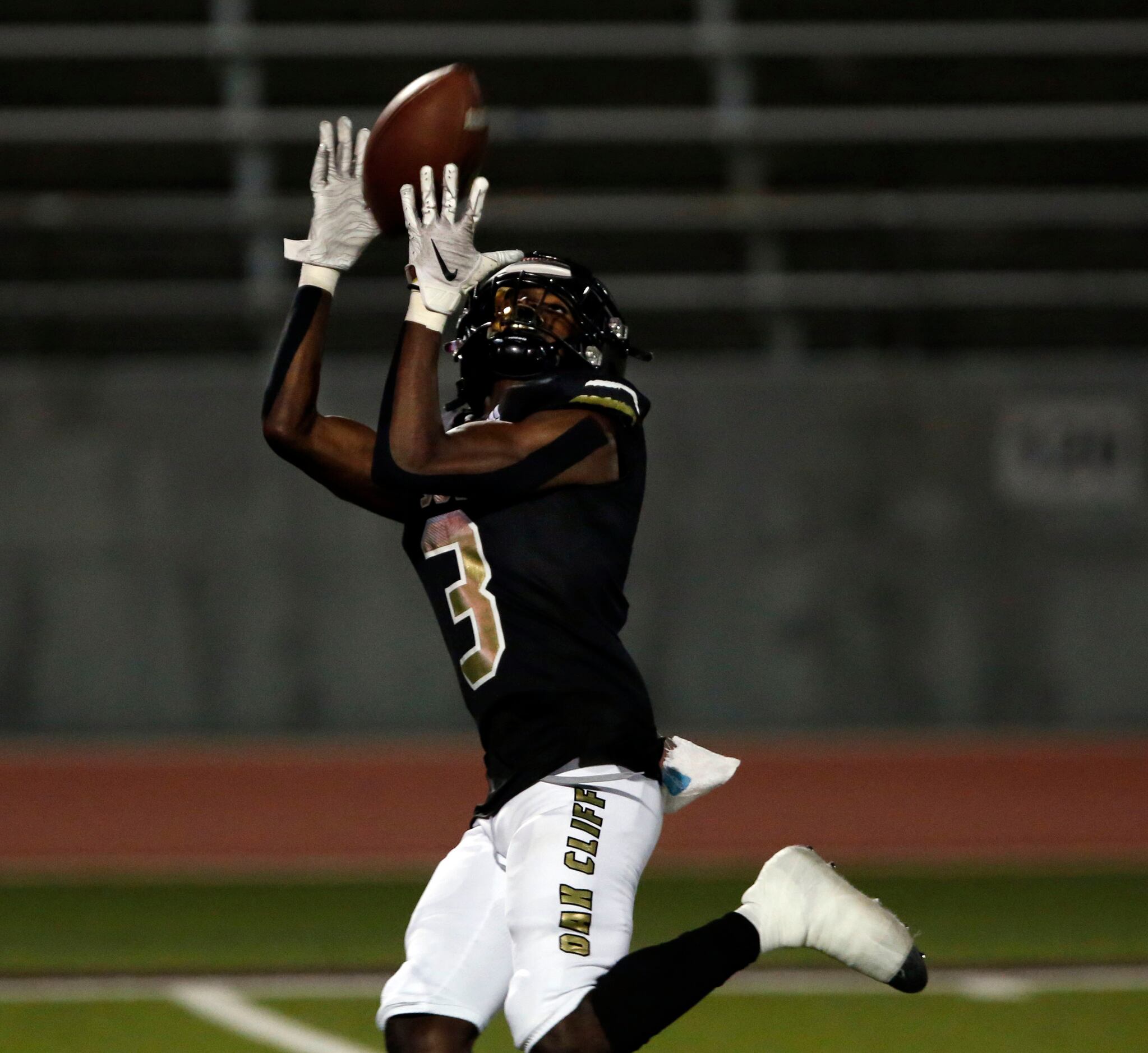 South Oak Cliff WR Justyn Harrison (3) catches a touchdown pass during the first half of...