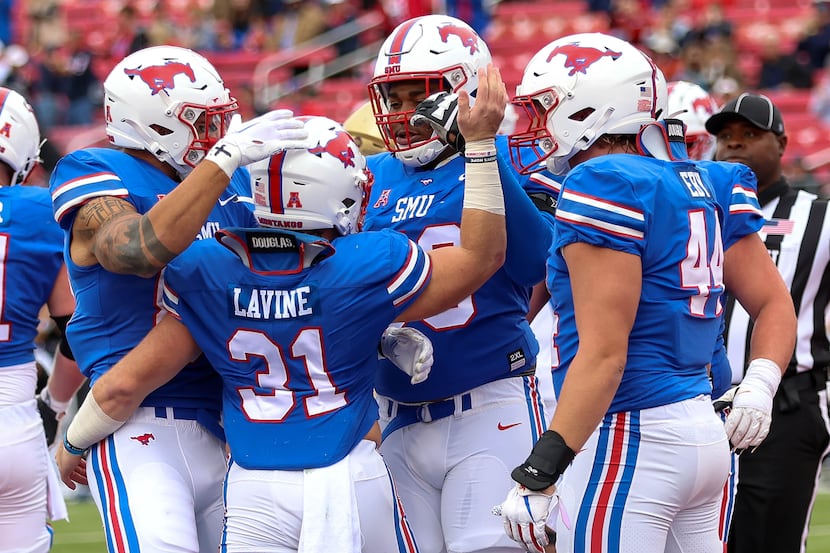 SMU running back Tyler Lavine (31) celebrates with his teammates after his touchdown run...