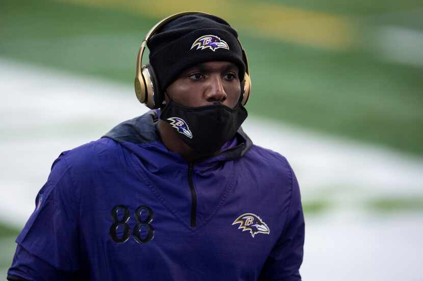Baltimore Ravens wide receiver Dez Bryant (88) warms up before the NFL football game between...