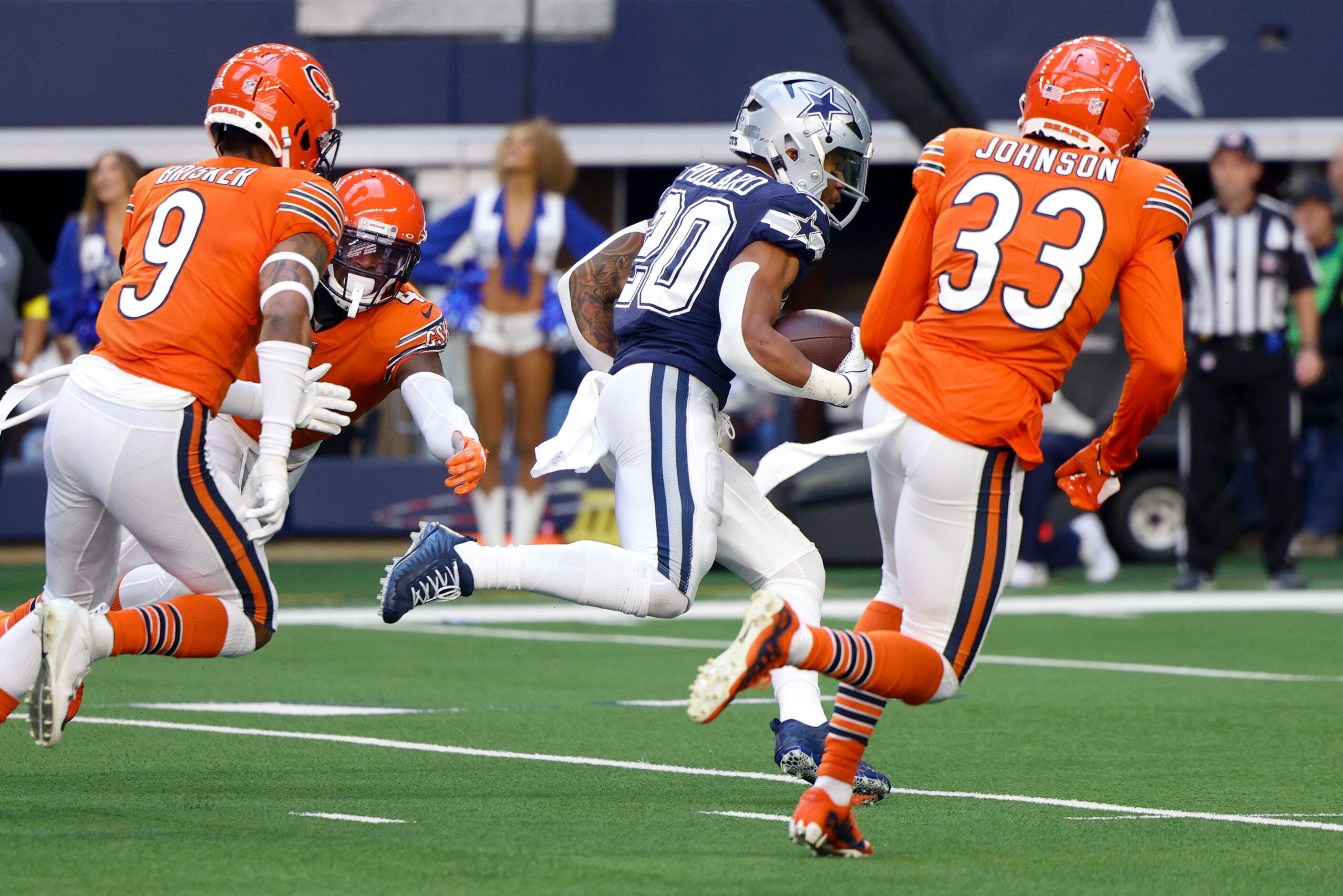 Dallas Cowboys running back Tony Pollard (20) runs for a touchdown ahead of Chicago Bears...