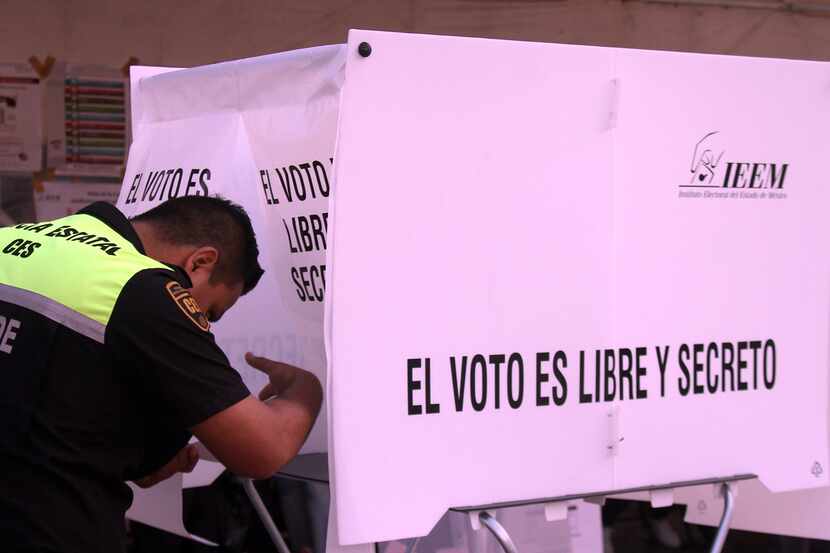 Un ciudadano vota en la elección de 2017 en la Ciudad de México. AGENCIA REFORMA
