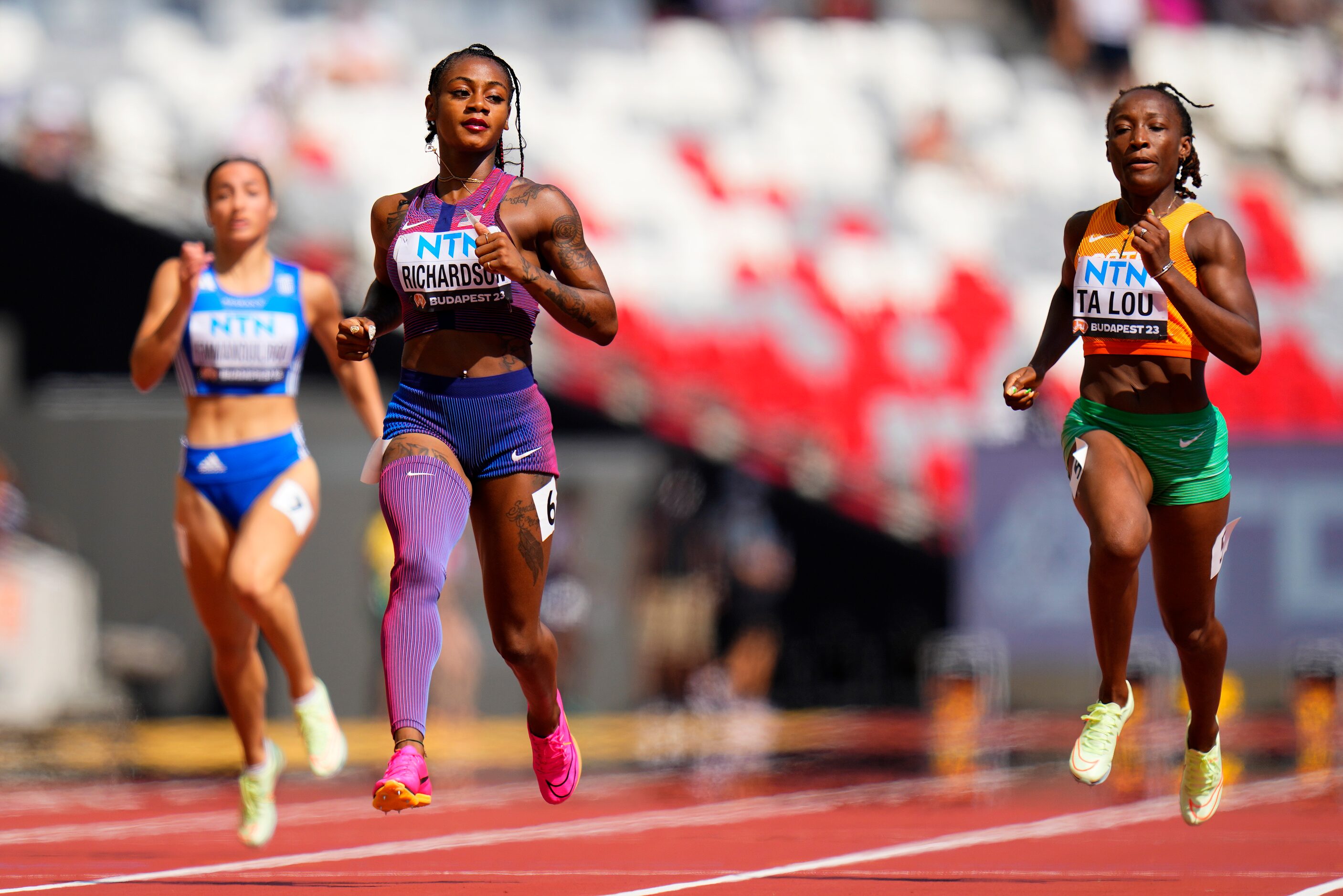 La estadounidense Sha'Carri Richardson (6) y la marfileña Marie-Josee Ta Lou corren en las...