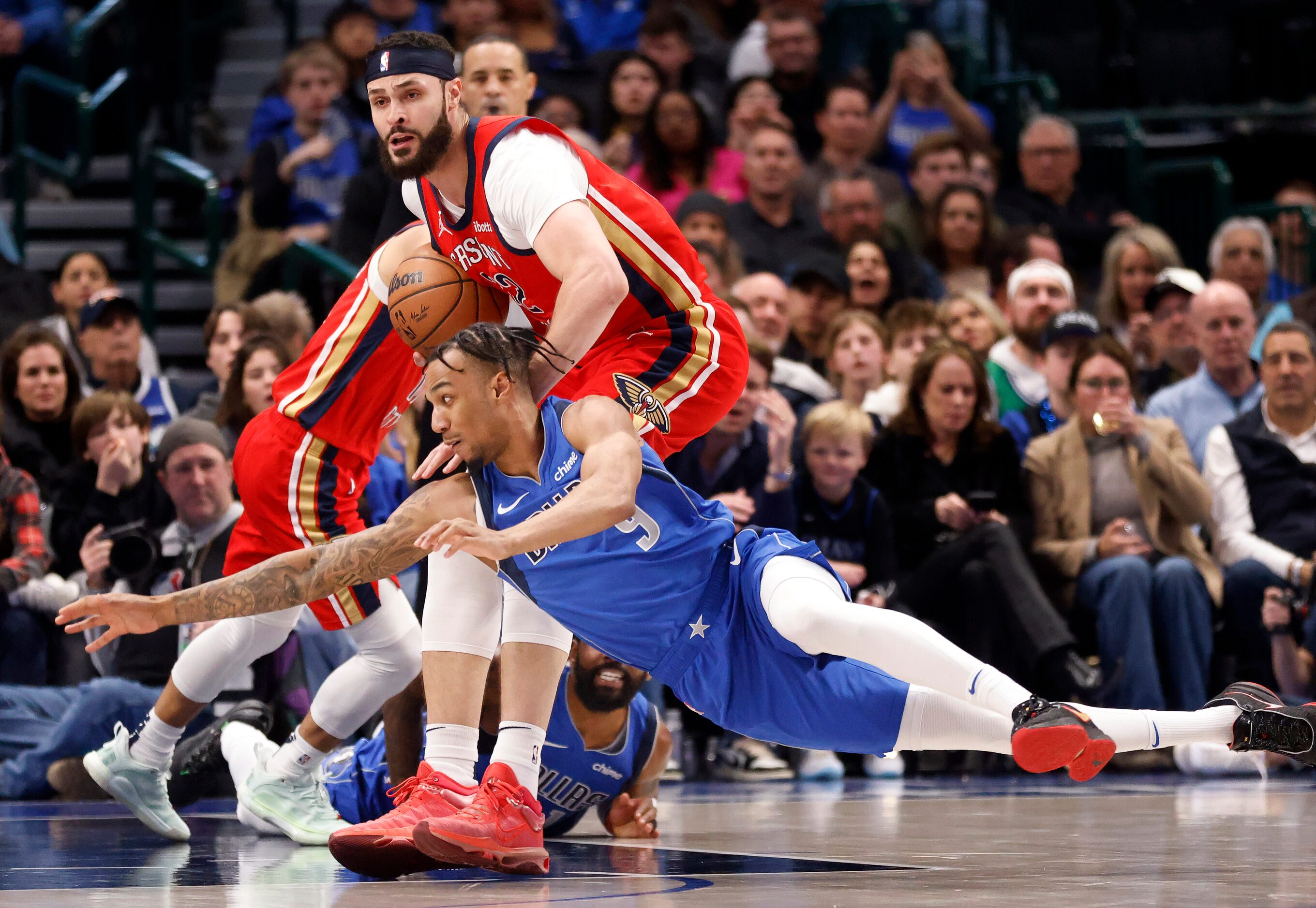 Dallas Mavericks guard A.J. Lawson (9) dives at the ball as he tries to get it back from New...