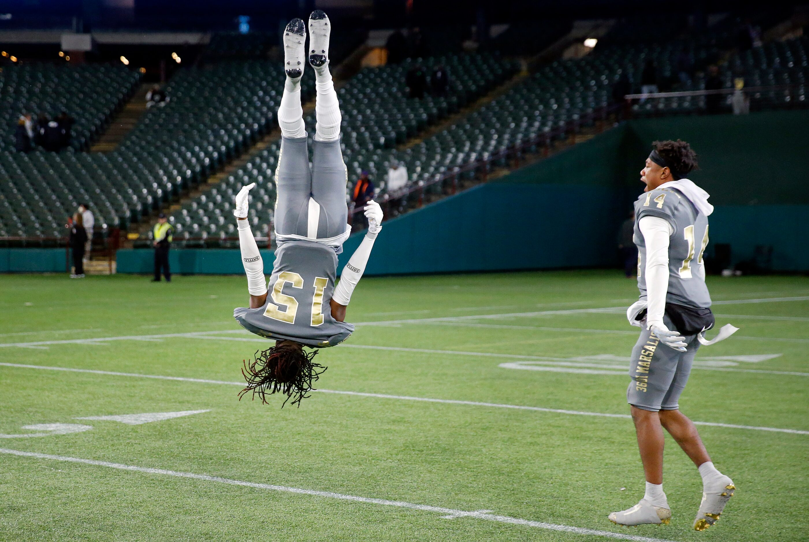 South Oak Cliff wide receiver Daveon Ennis (15) celebrates their Class 5A Division II Region...