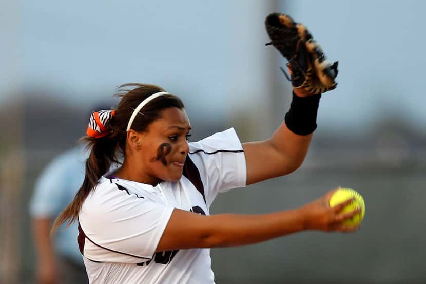 Mansfield Timberview player Mariah Denson throws a pitch during a softball game between...