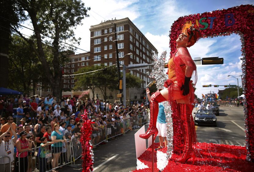 Kourtney Wells performs for the crowd atop the Dallas Summer Musicals / Bass Performance...