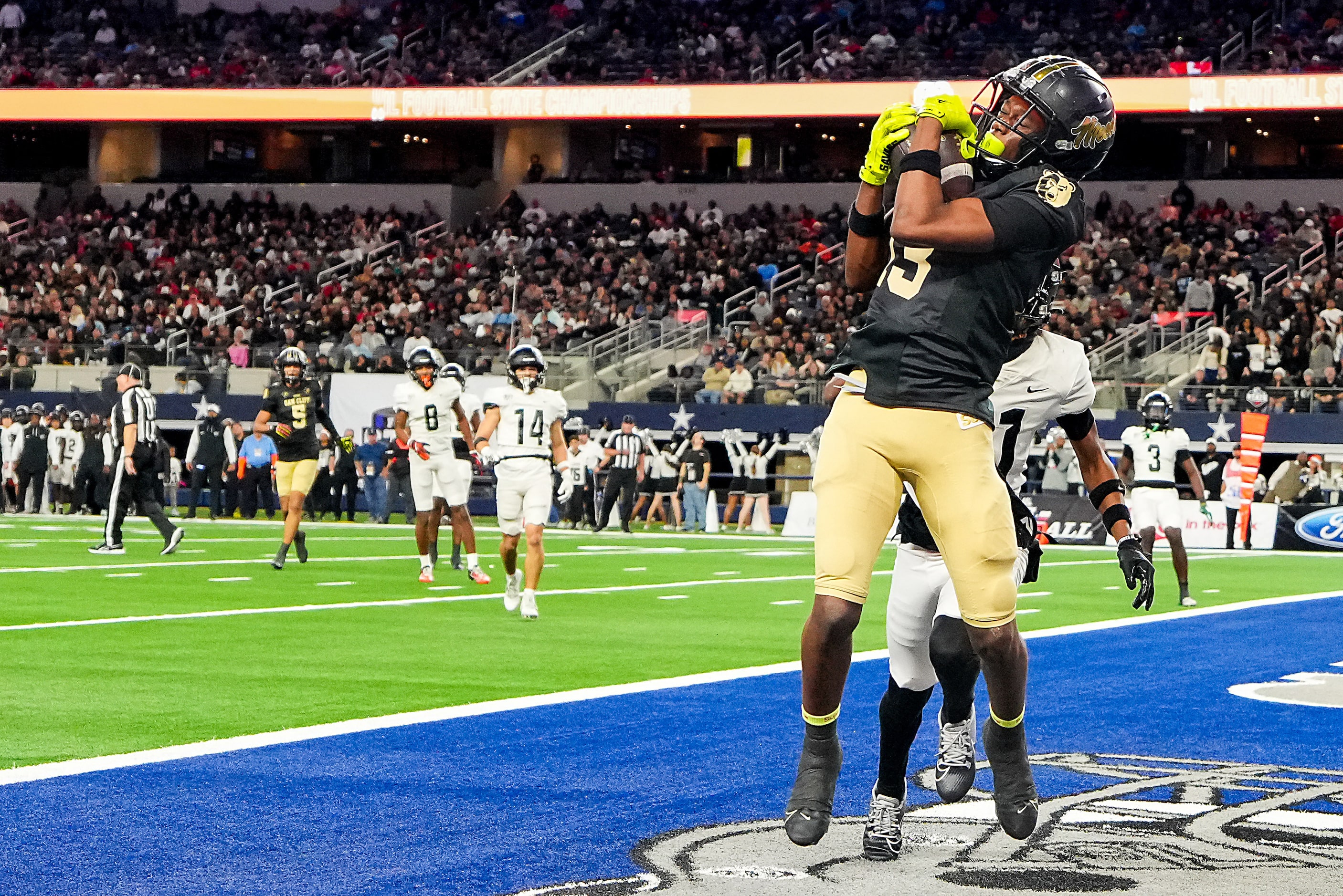 South Oak Cliff wide receiver Jaylen Moore (13) catches a 17-yard touchdown pass during the...