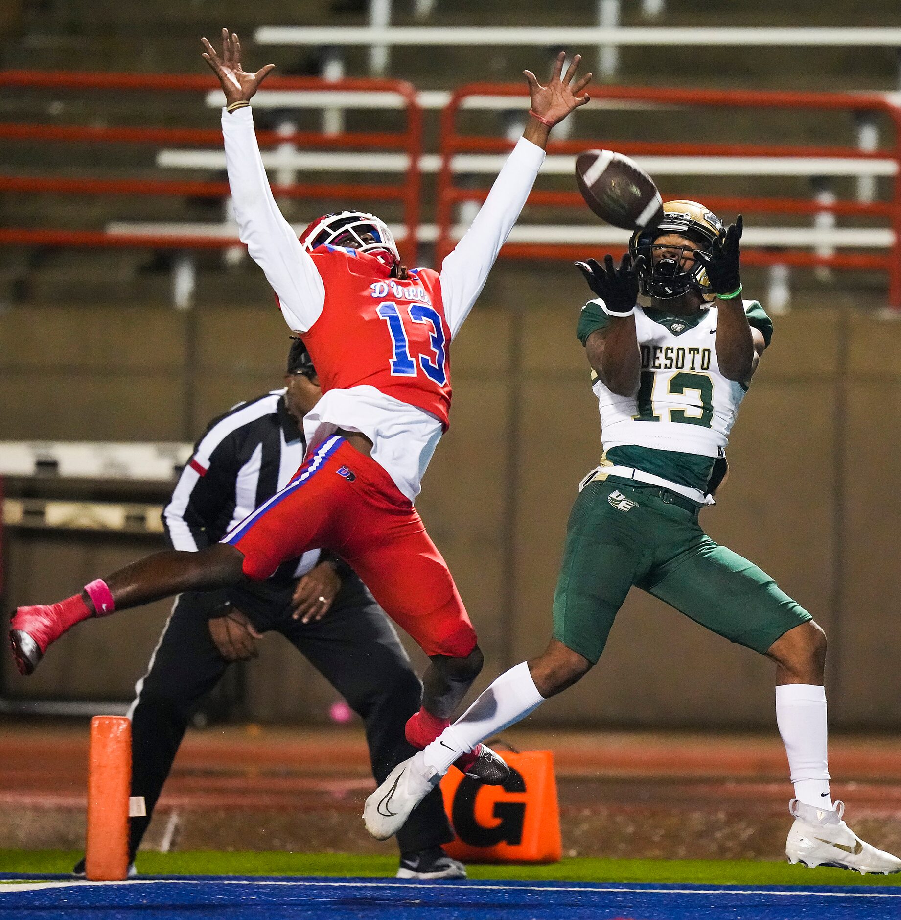 DeSoto wide receiver Cedric Harden Jr. (13) makes a catch as Duncanville Del'Drick Madison...