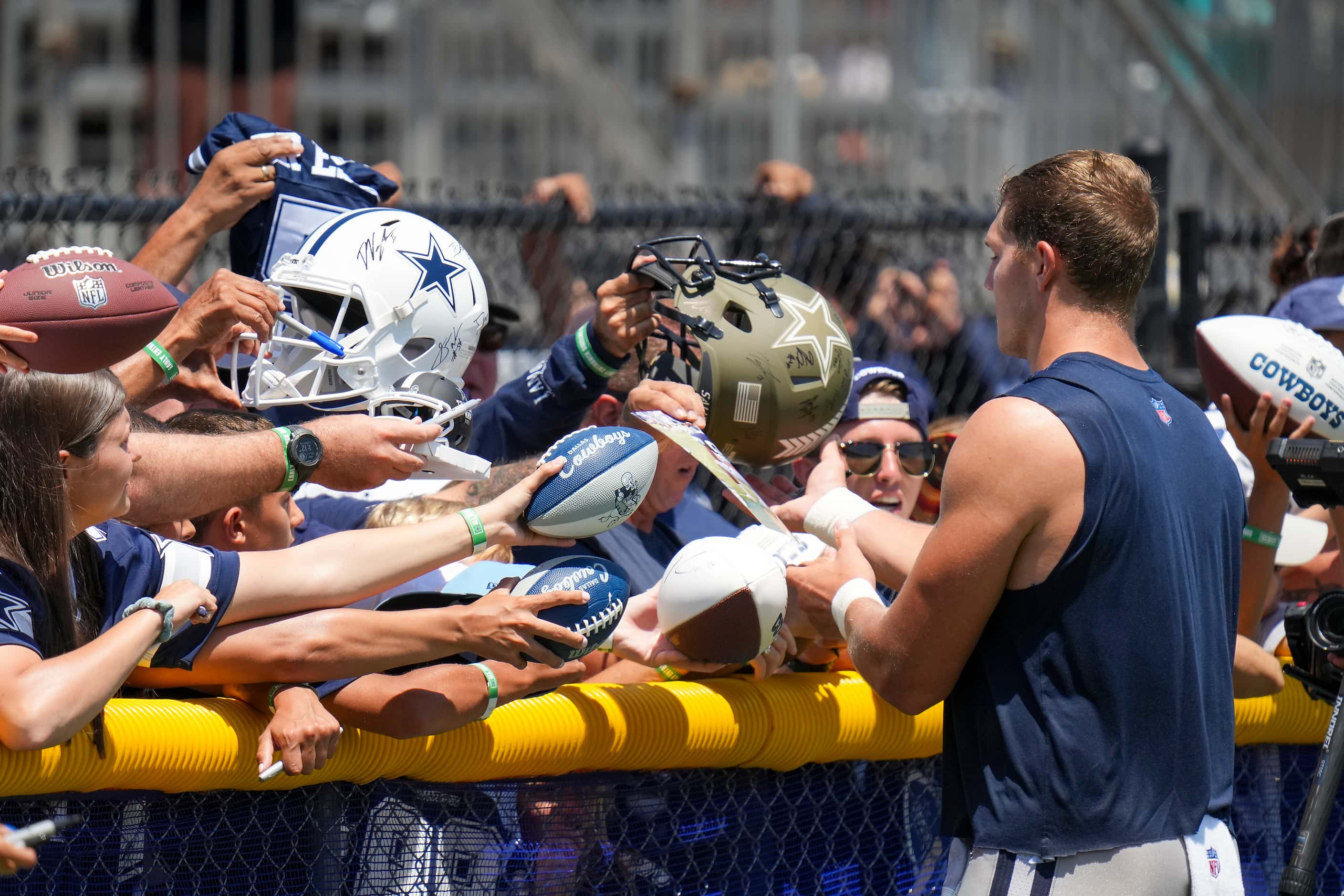 Dallas Cowboys outside linebacker Leighton Vander Esch signs autographs after a training...