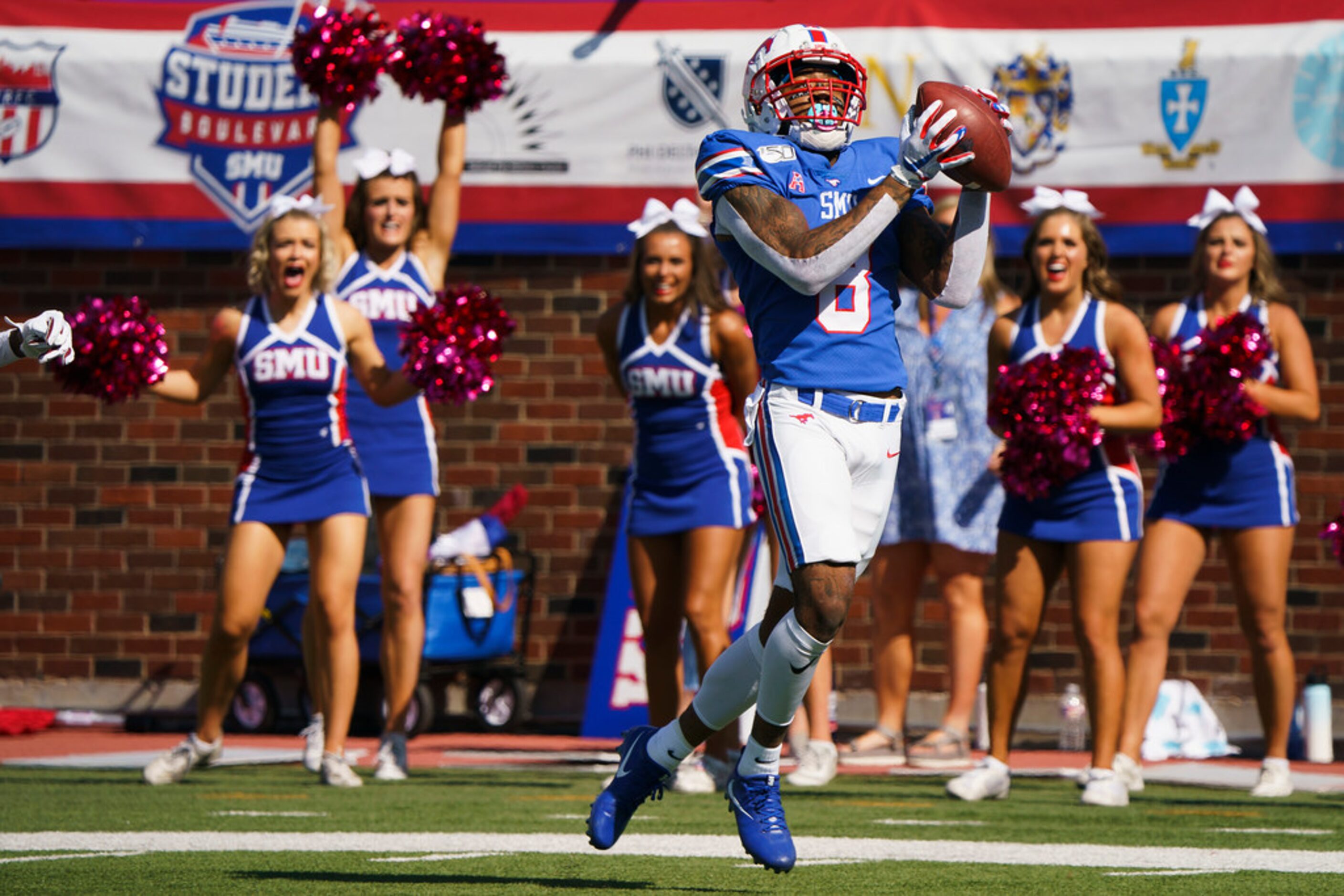 SMU wide receiver Reggie Roberson Jr. (8) hauls in a 33-yard touchdown reception from...