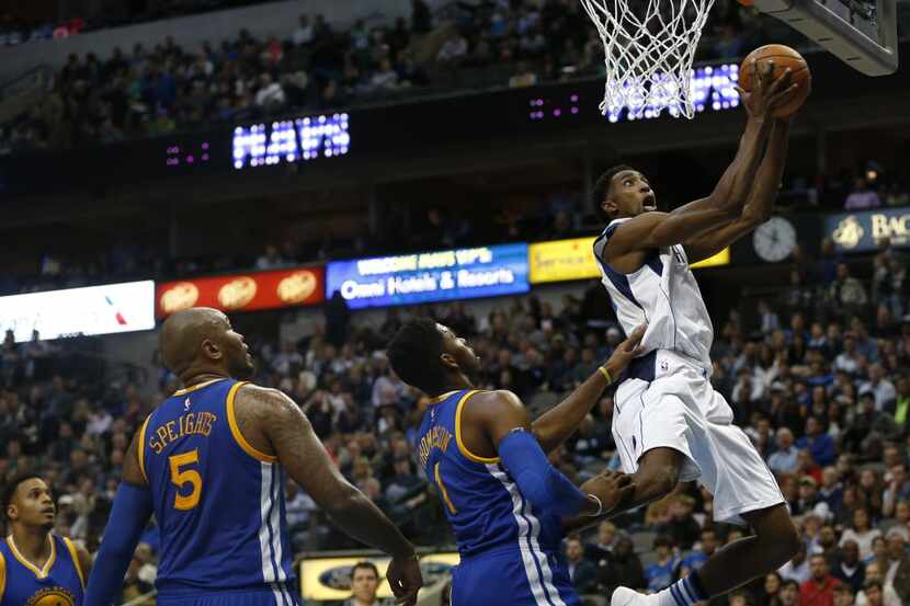 Dallas Mavericks forward Jeremy Evans (21) jumps for the basket against Golden State...