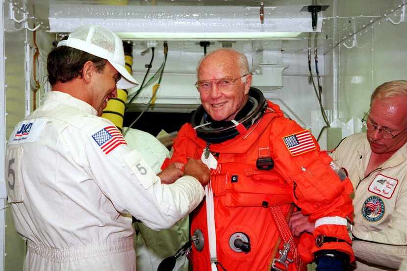 Esta foto de archivo tomada el 9 de octubre de 1998 muestra al astronauta estadounidense y...
