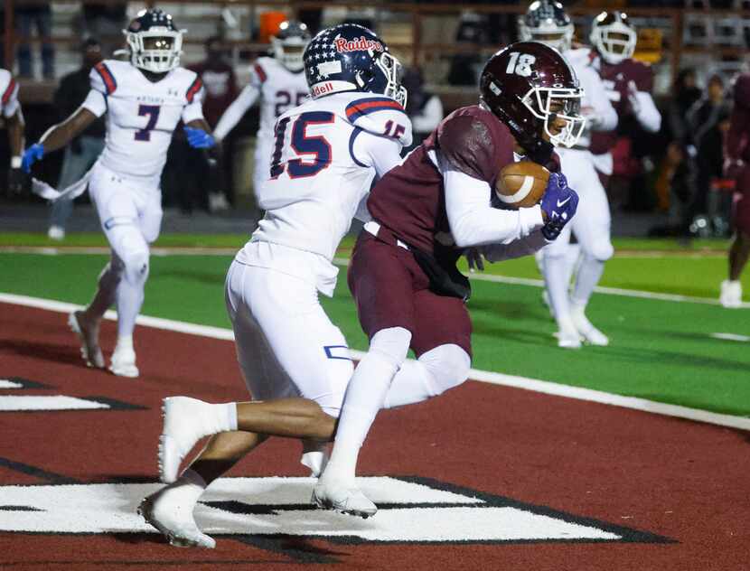 Red Oak’s Brayden Robinson (18) completes a touchdown past Denton High’s Trae Williams (15)...