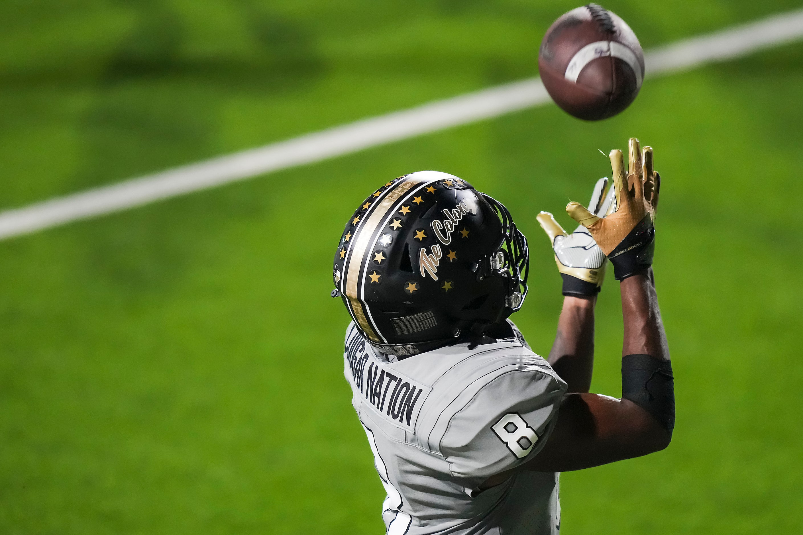 The Colony wide receiver Chase Glover (8) catches a 32-yard touchdown pass from quarterback...