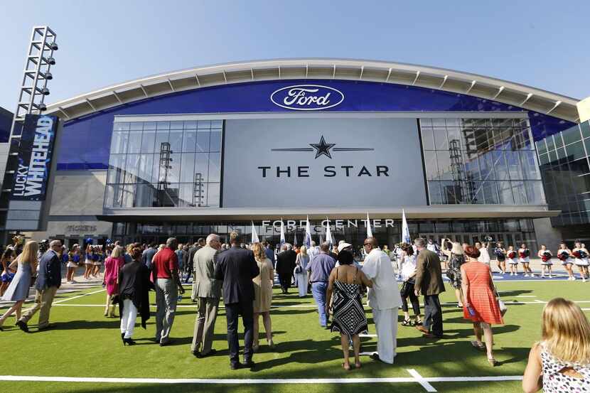 Visitantes caminan al interior del complejo The Star, la nueva sede de los Cowboys de Dallas...