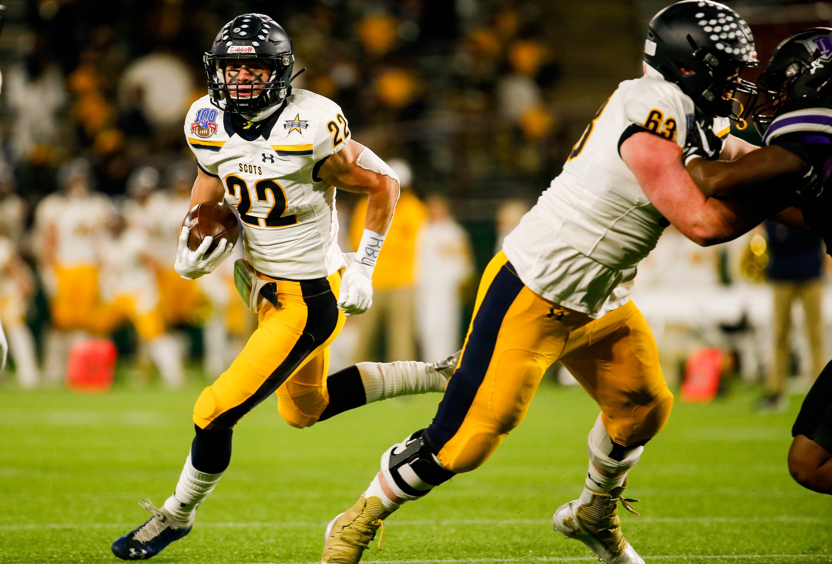 Highland Park's Brooks Bond (22) runs the ball during the first half of a Class 5A Division...