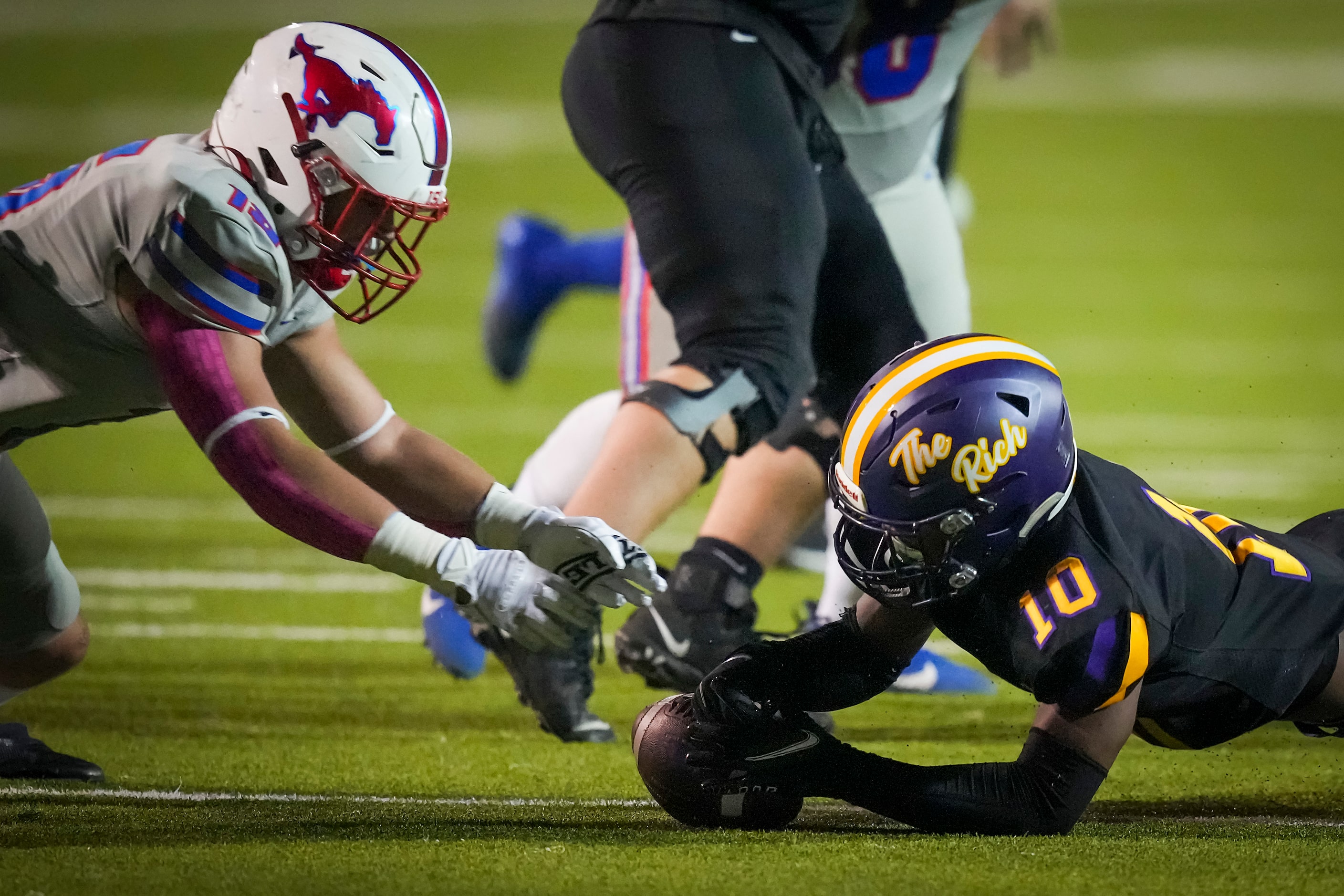 Richardson’s Kazi Farrar (10) dives for his fumble that was recovered by Richardson Pearce...