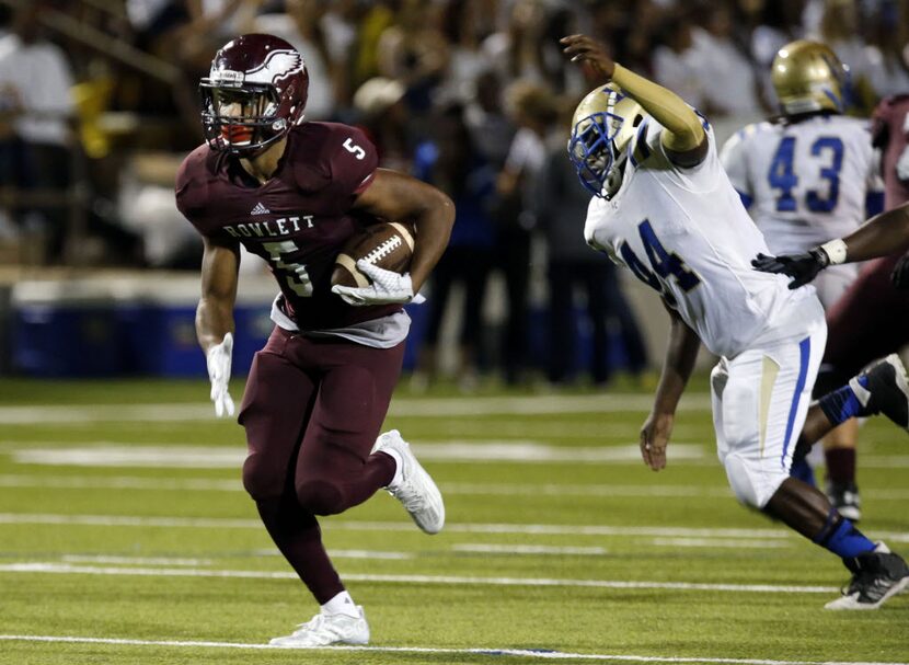 (TXHSFB) Rowlett high RB Kobe Morrow (5) beats Garland Lakeview defender Xavier James (44)...