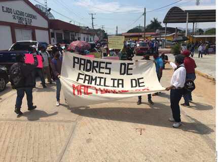 Maestros y padres de familia de 93 estudiantes de la Escuela Normal Mactumactzá, en Tuxtla...