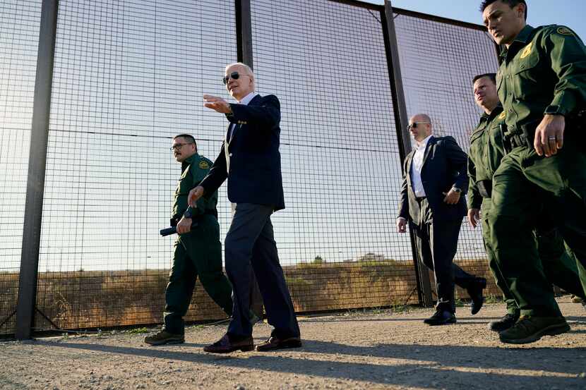 El presidente Joe Biden caminó a lo largo de la frontera entre México y Texas el 8 de enero...