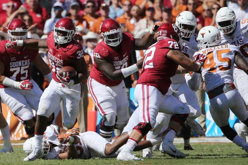 Oklahoma Sooners running back Samaje Perine (32) rushes the ball in the second half during...