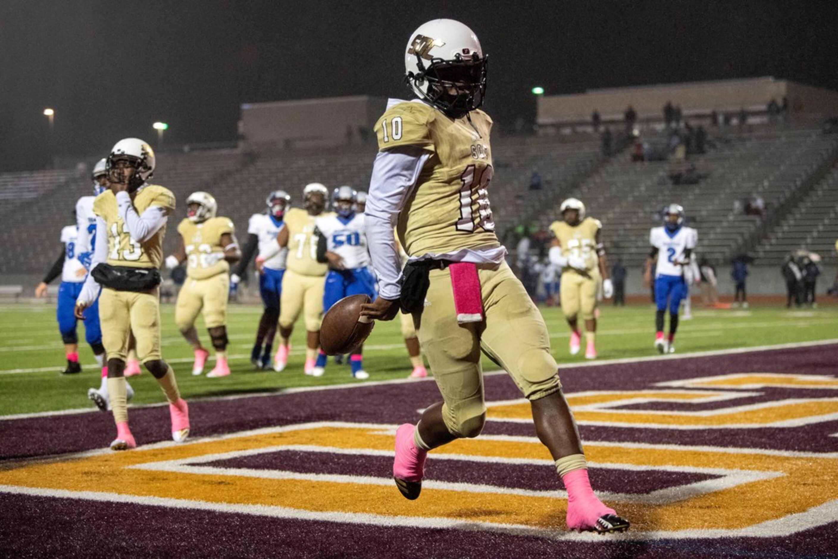 South Oak Cliff junior quarterback Mikeviun Titus (10) cruises into the end zone on a...