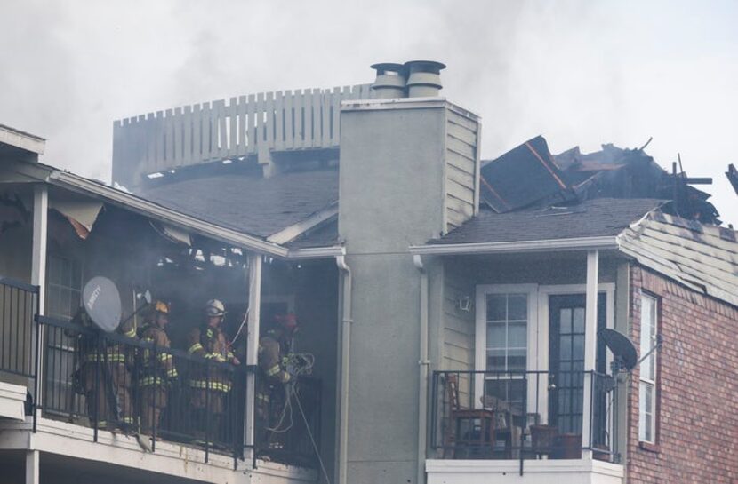 Más de 90 bomberos intervinieron para aplacar el incendio cerca de White Rock Lake. RYAN...