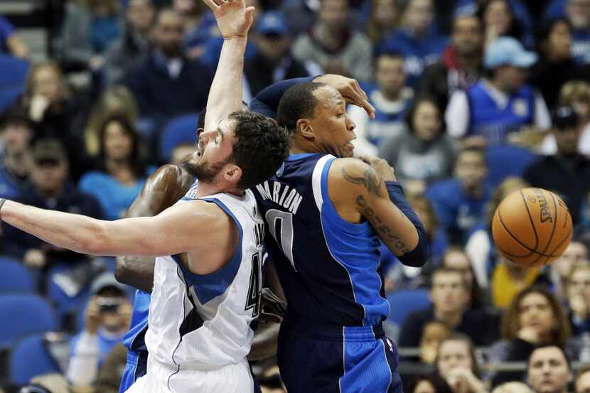 Minnesota Timberwolves' Kevin Love, left, or Dallas Mavericks' Shawn Marion, attempt a...